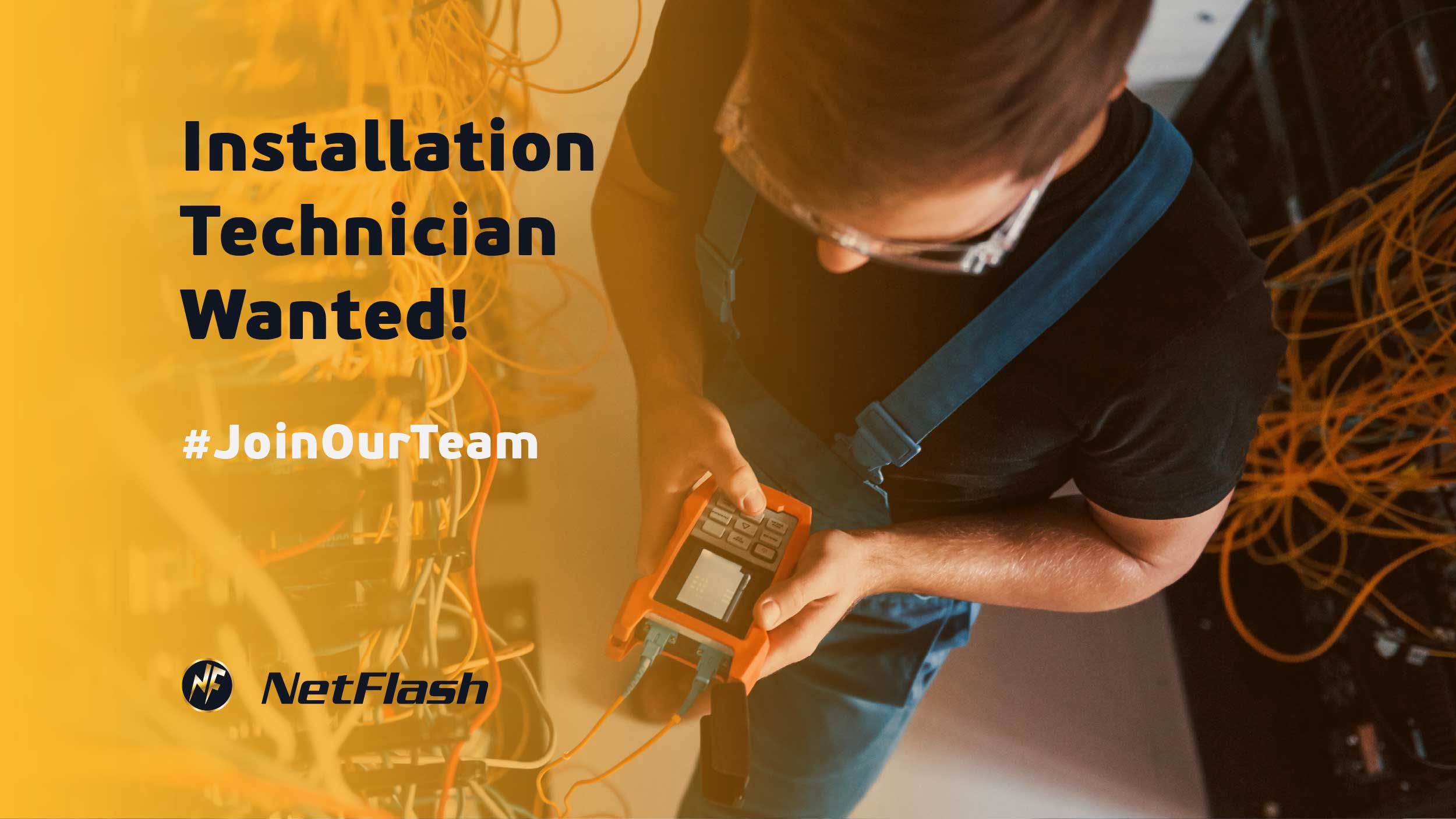 Τεχνικός της NetFlash εγκαθιστά εξοπλισμό για βελτίωση της υποδομής δικτύου.