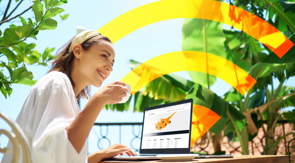 Γυναίκα χρησιμοποιεί laptop για εργασία σε εξωτερικό χώρο με φόντο χάρτη της Κύπρου.