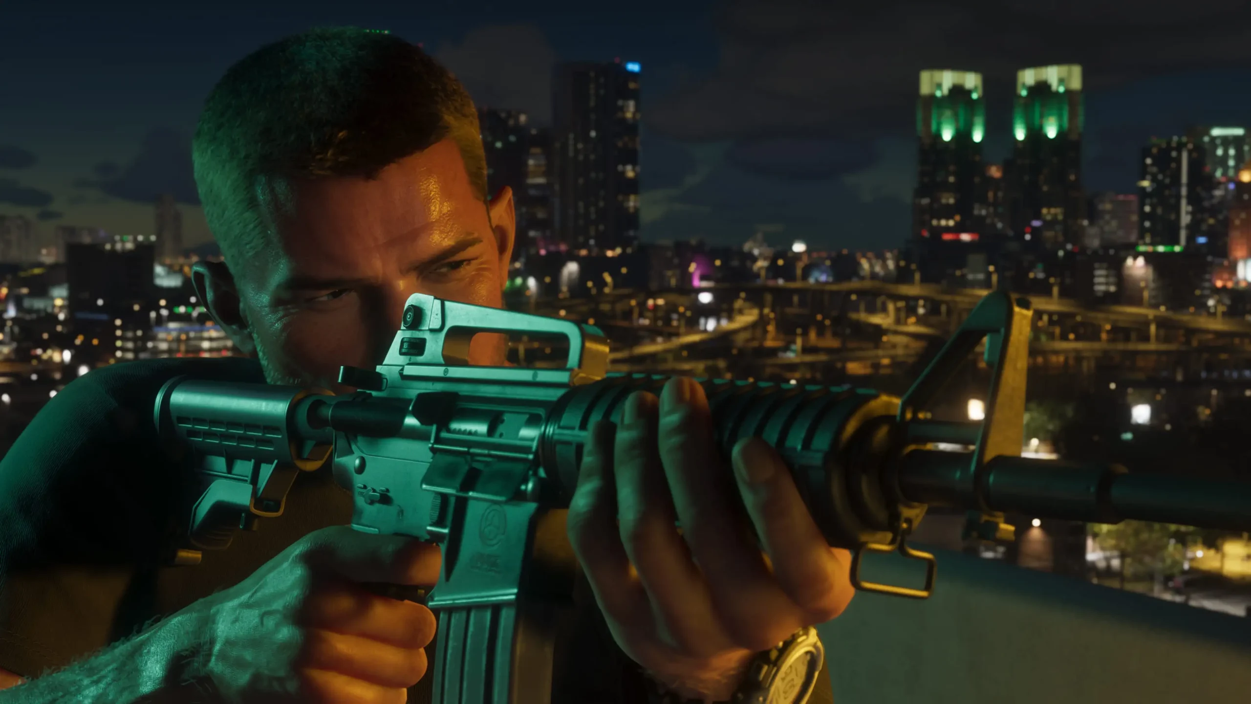 Ο Jason Duval σημαδεύει με όπλο από ταράτσα τη νύχτα στο GTA VI, με φόντο τη νυχτερινή πόλη της Leonida