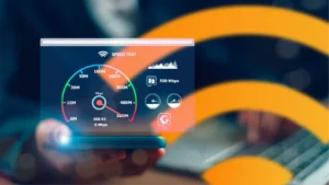 Smartphone με ενεργό speed test και Wi-Fi γραφική απεικόνιση στο background